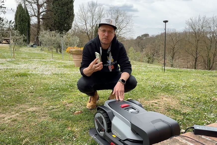 Roborock RockMow S1 App-Einrichtung wird beim Smart-Home-Fox Experten in der Hand gezeigt